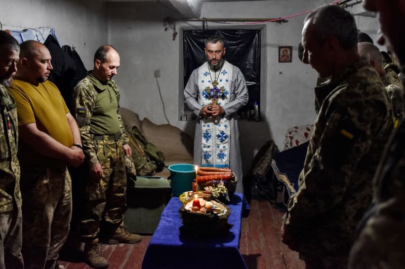 Zelensky calls for prayers and unity as Ukraine marks Orthodox Easter - Yahoo! Voices