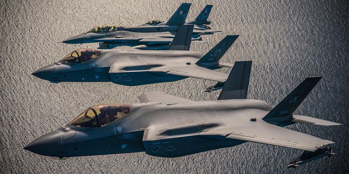 US F-35A fighters flying with Polish F-16s over Poland at a time of great tension - Contando Estrelas