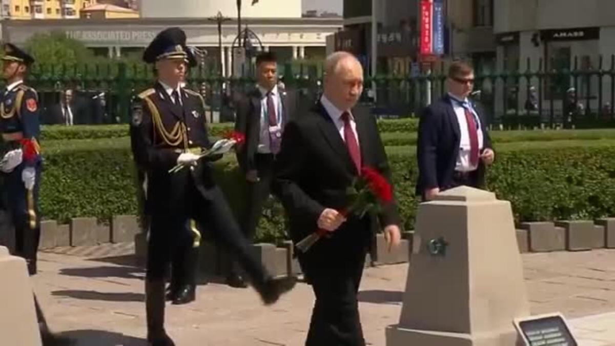 Russian President Putin lays flowers at WWII memorial in Harbin during state visit to China - Yahoo! Voices